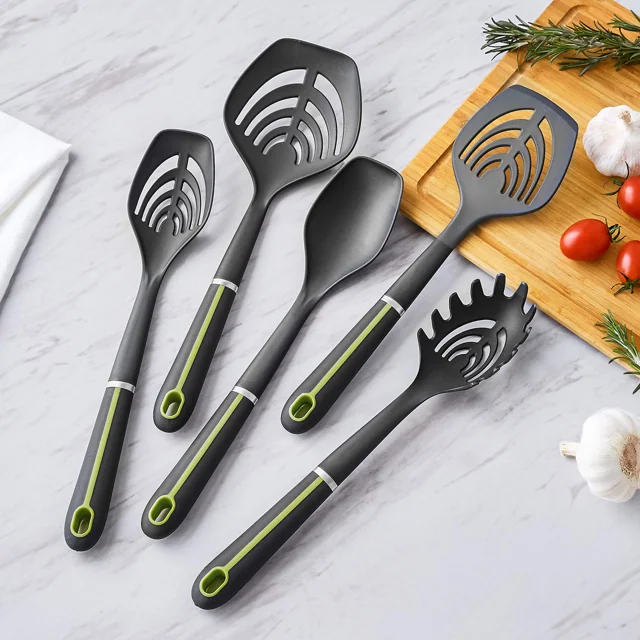 AmazonBasics 灰綠色尼龍廚具｜5件組 · 同款實物照片