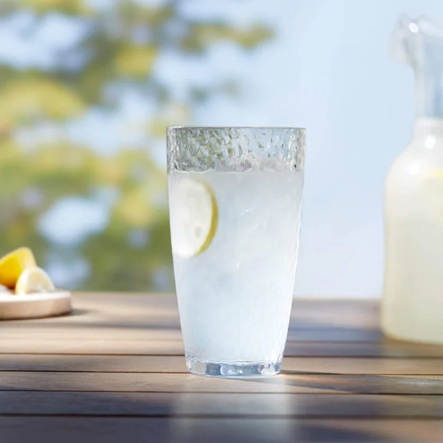 AmazonBasics Tritan 錘紋高身杯｜18oz・4件組 · 同款實物照片